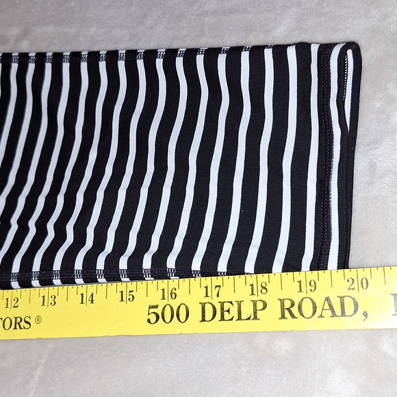 🌚 Athleta Black & White Horizontal Striped Chaturanga Capri Leggings. Size M. - Picture 5 of 10